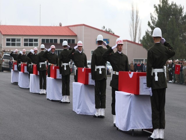 Pençe-Kilit Harekatı bölgesinde şehit olan 6 asker için Şırnak'ta tören düzenlendi