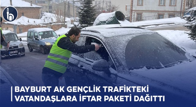 Bayburt Ak Gençlik Trafikteki Vatandaşlara İftar Paketi Dağıttı