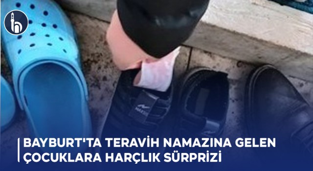 Bayburt'ta Teravih Namazına Gelen Çocuklara Harçlık Sürprizi