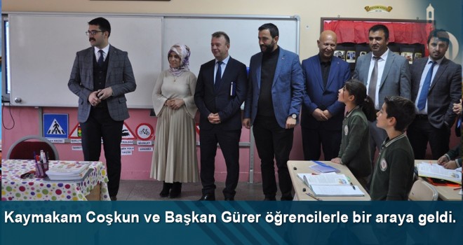 Kaymakam Coşkun ve Başkan Gürer öğrencilerle bir araya geldi.