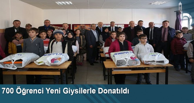 700 öğrenci yeni giysilerle donatıldı