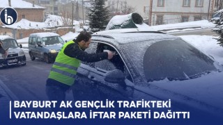 Bayburt Ak Gençlik Trafikteki Vatandaşlara İftar Paketi Dağıttı