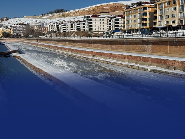 Bayburt’ta Çoruh Nehri Soğuğa Teslim Oldu!