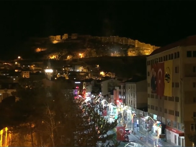 23 Nisan İçin Balkonlarda İstiklal Marşı Coşkusu