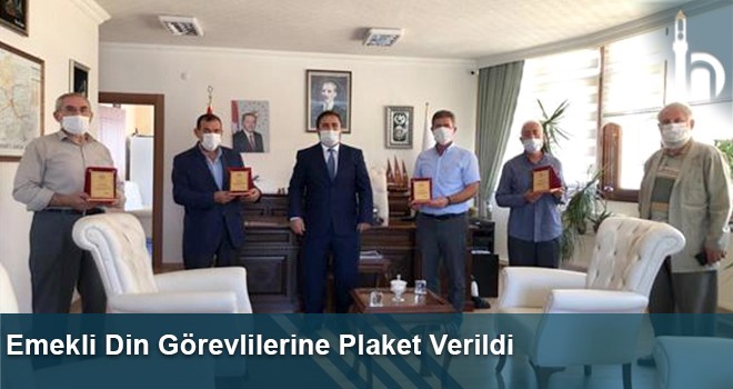 Emekli Din Görevlilerine Plaket Verildi