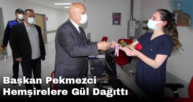 Başkan Pekmezci Hemşirelere Gül Dağıttı