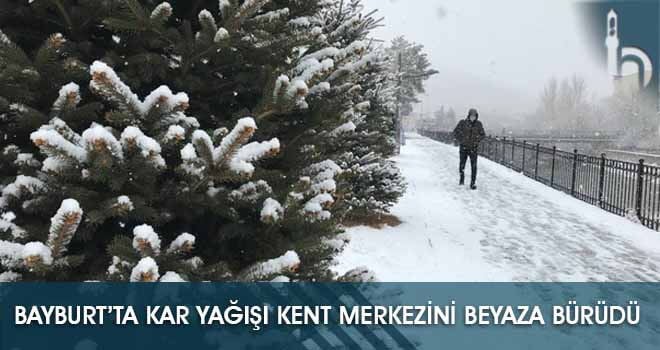 Bayburt’ta Kar Yağışı Kent Merkezini Beyaza Bürüdü