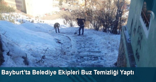 Bayburt’ta belediye ekipleri buz temizliği yaptı