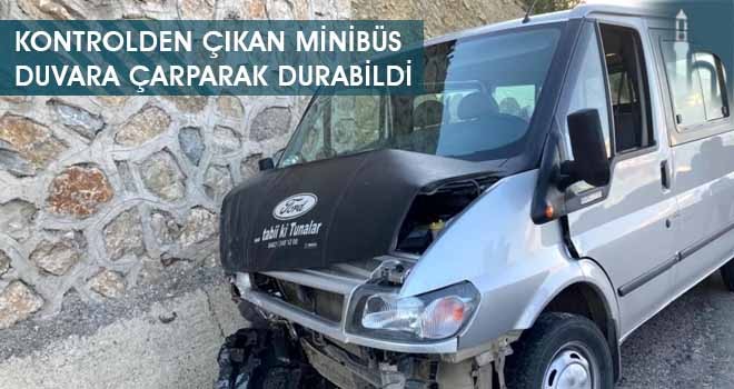 Kontrolden Çıkan Minibüs Duvara Çarparak Durabildi