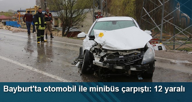 Bayburt'ta Otomobil İle Minibüs Çarpıştı: 12 Yaralı