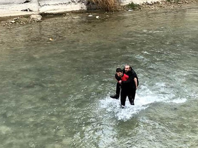 Köprüden Düşen Kişiyi İtfaiye Ekipleri Kurtardı